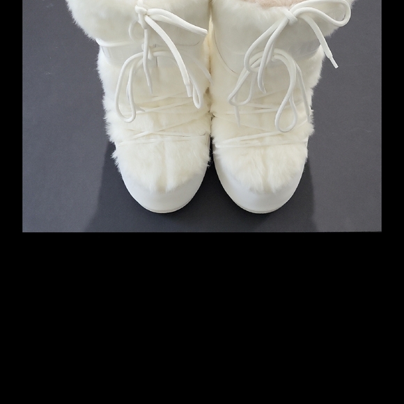 Cozy White Fur Lined Winter Boots - Picture 1 of 7